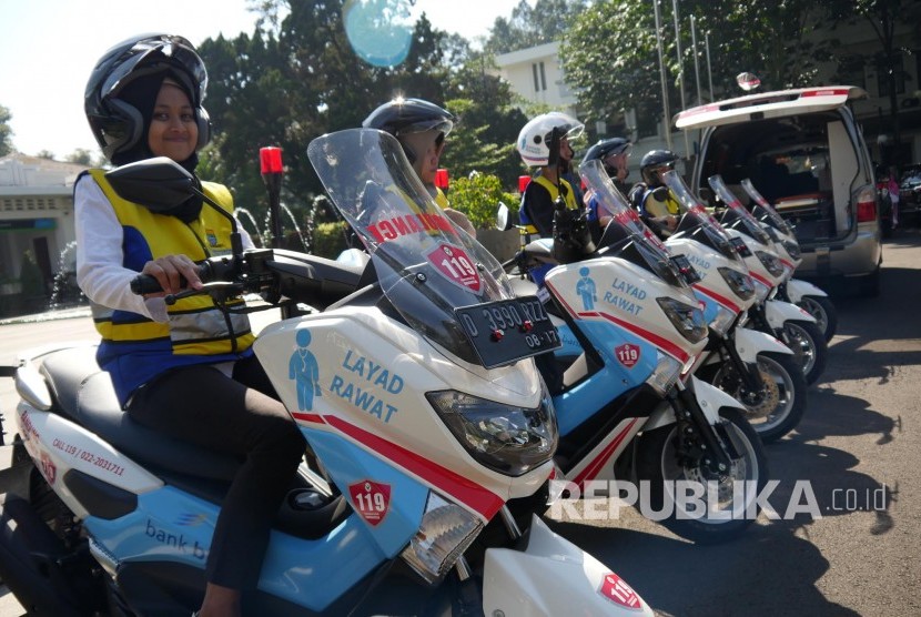 Para petugas medis pada Launching Layad Rawat dan Ambulance Motor, di Balai Kota Bandung, Rabu (26/7).