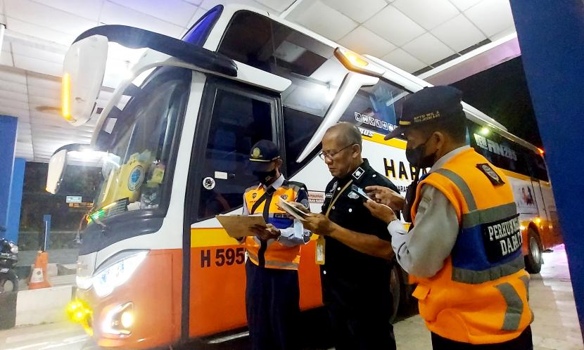  Para petugas melaksanakan kegiatan pengecekan dan  pemeriksaan kelayakan serta admistrasi bus AKAP di Terminal Bus Antar Kota Antar Provinsi (AKAP) Tipe A Bawen, Kabupaten Semarang, Jawa Tengah, Selasa (11/4) malam. 