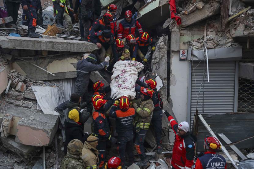 Para petugas melakukan evakuasi terhadap korban gempa Turki. Masjid di London Timur mendonasikan sumbangan untuk korban gempa Turki 
