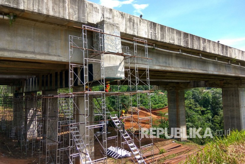 Para petugas melakukan pemerikasaan di bawah Jembatan Cisomang, Kabupaten Purwakarta, Jumat (23/12).