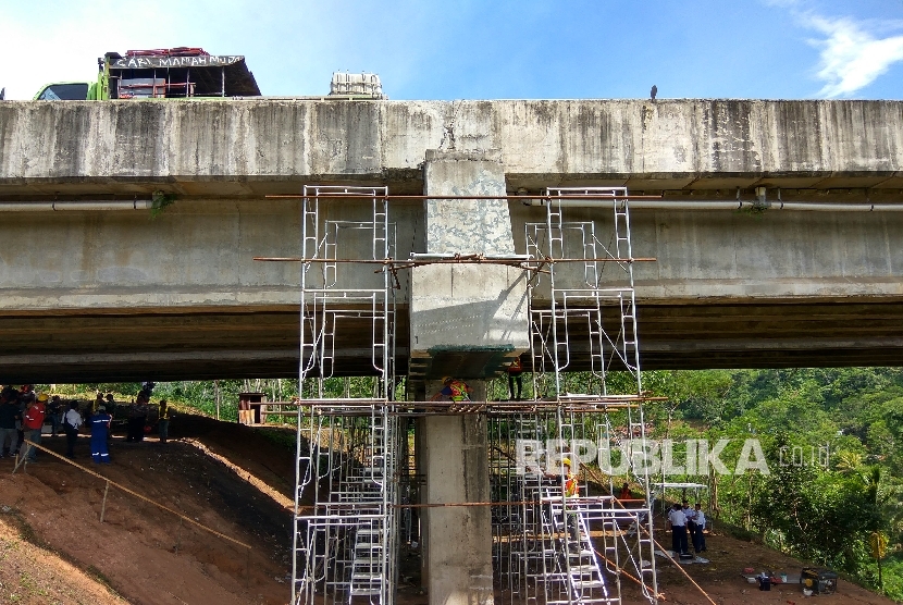 Para petugas melakukan pemerikasaan di bawah Jembatan Cisomang, Kabupaten Purwakarta, Jumat (23/12). 