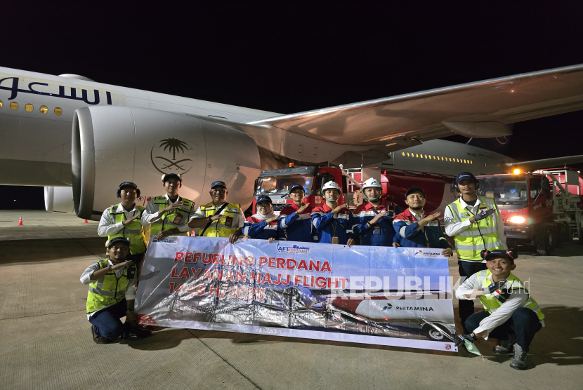 Para petugas mengisi avtur untuk penerbangan haji perdana oleh maskapai Saudia Airlines dari Bandar Udara Internasional Jawa Barat Kertajati pada Jumat (2/5/2025) pukul 05.45 WIB.