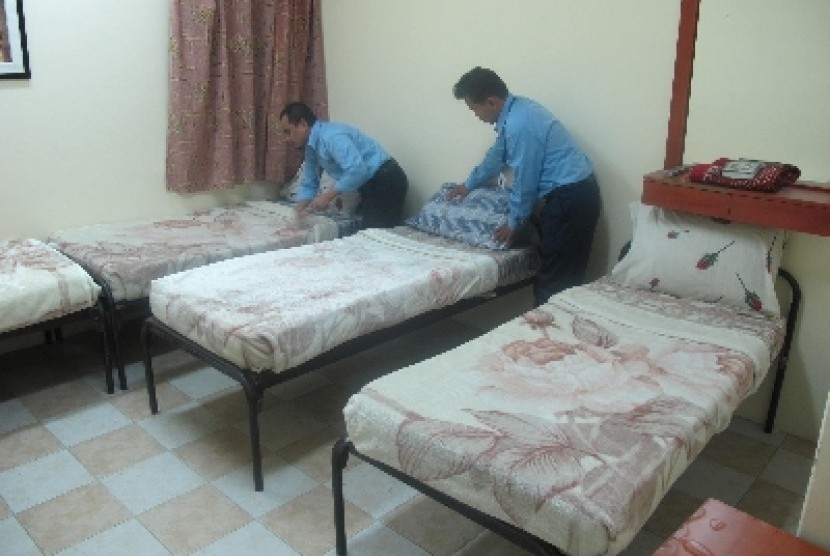 Para petugas pelayanan haji menyiapkan kamar yang akan digunakan para jamaah haji yang tinggal di Mahbas Jin, Makkah,