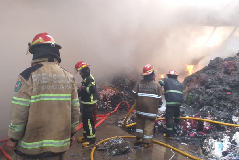 Para petugas pemadam kebakaran perlahan mulai berhasil memadamkan api di  Pabrik Majun di wilayah Cipatik-BBS Kabupaten Bandung Barat, Senin (15/7).