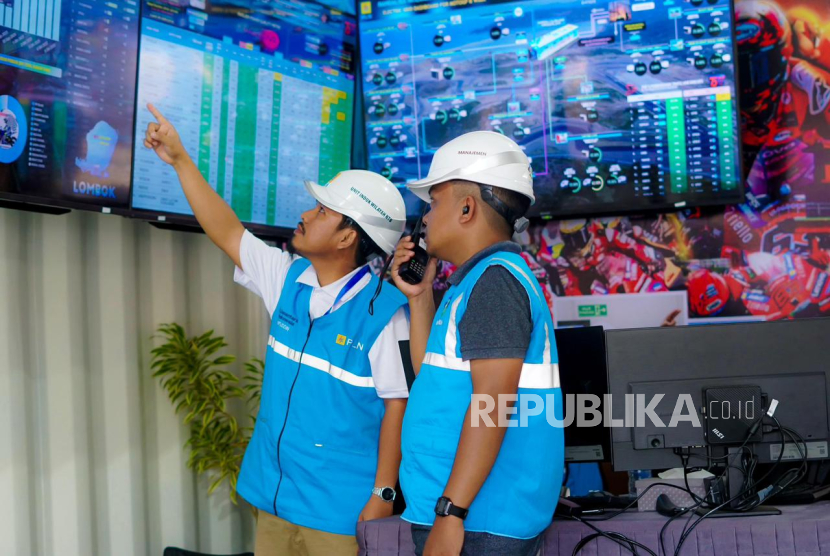 Para petugas PLN Unit Induk Wilayah Nusa Tenggara Barat saat memonitor kondisi kelistrikan gelaran MotoGP di Sirkuit Mandalika, Lombok Tengah, NTB pada Ahad (5/10).