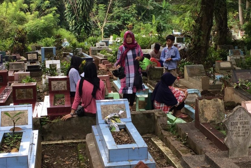 Para peziarah ramai mendatangi TPU Cieunteung Kota Tasikmalaya, Ahad (5/5).