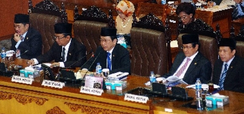Para Pimpinan DPR saat memimpin sidang paripurna di Komplek DPR/MPR, Senayan Jakarta.