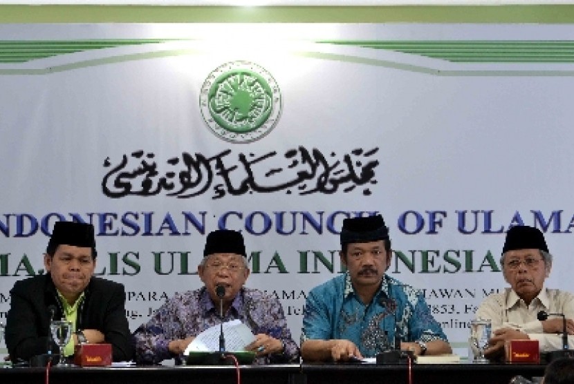 Para pimpinan Majelis Ulama Indonesia (MUI) saat memberikan keterangan kepada wartawan tentang sebuah fatwa.