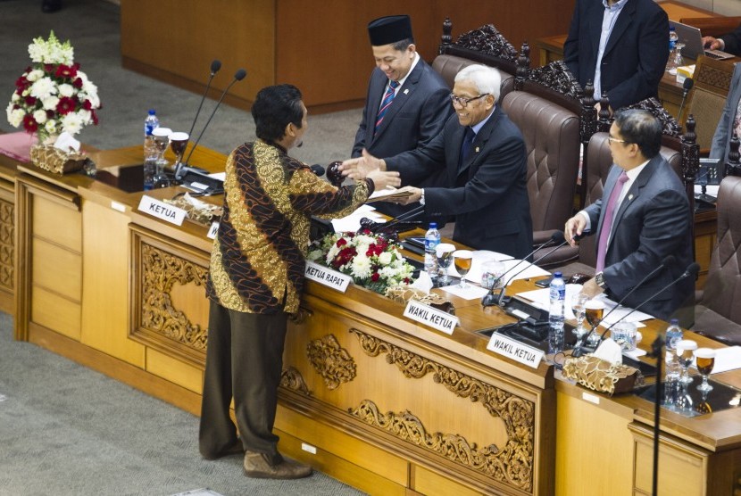 Para pimpinan menerima berkas rekomendasi dari anggota DPR Fraksi PKS Al Muzzammil Yusuf (kiri)  dalam Rapat Paripurna ke-26 dengan agenda Pidato Pembukaan Masa Persidangan V Tahun Sidang 2015-2016 di Kompleks Parlemen, Senayan, Selasa (17/5).  ( Antara/Si