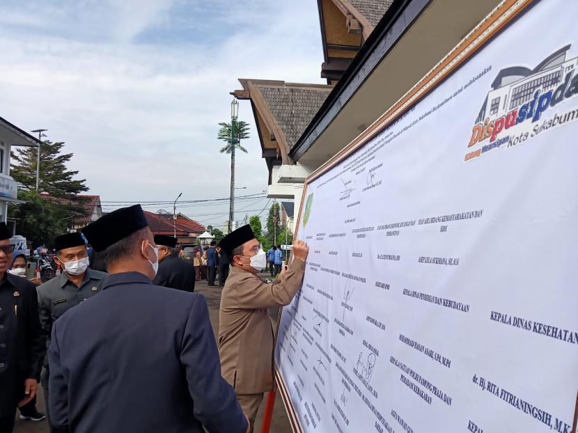 Para pimpinan perangkat daerah Kota Sukabumi menandatangani gerakan tertib arsip di Balai Kota Sukabumi, Jumat (20/5/2022).