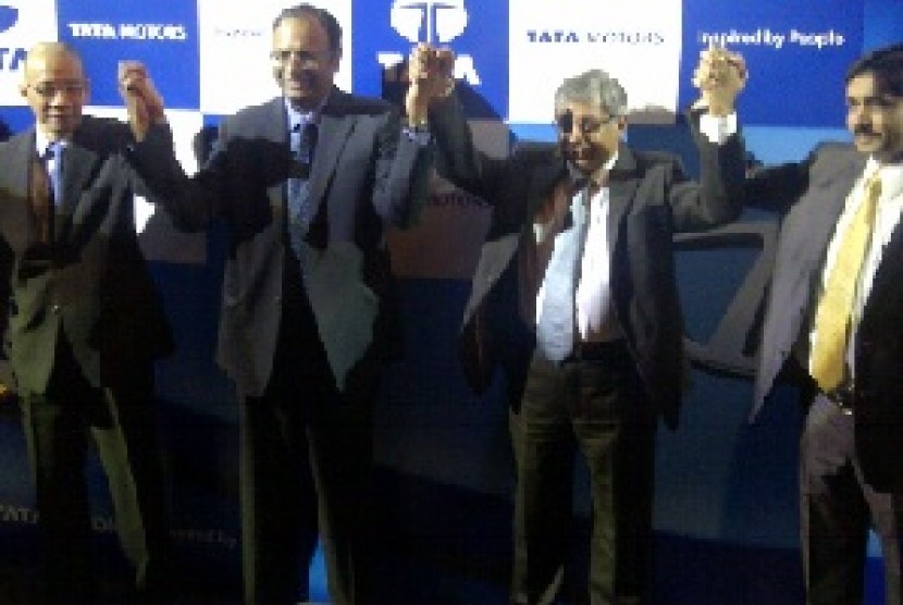 Para pimpinan Tata Motors (dari kiri), HR & Legal Director Achmad Djauhari, president director Biswadev Sengupta, executive director Ravindra Pisharody, head distribution Pankaj Jain. 