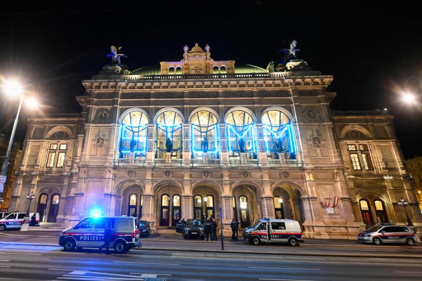 Para polisi berjaga di dekat Vienna State Opera. Usai serangan di Wina, tentara akan diturunkan untuk melindungi fasilitas di ibu kota sehingga polisi dapat fokus pada operasi anti-teror.