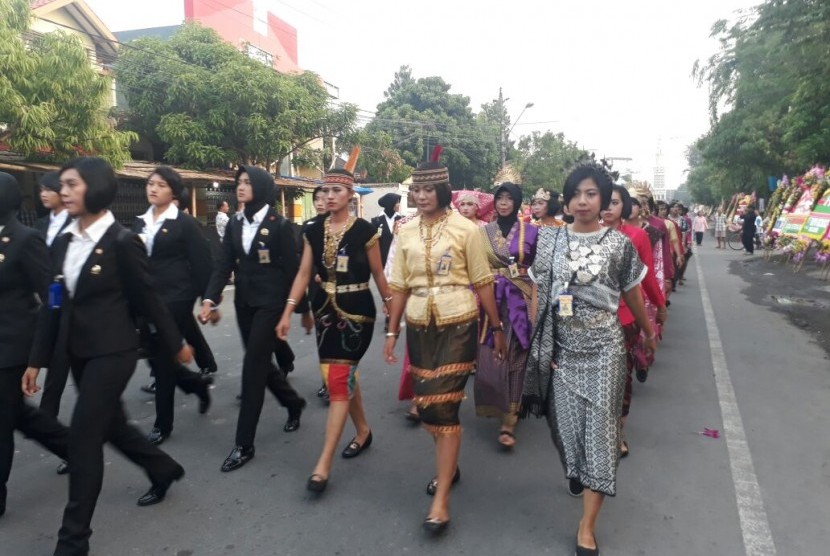 Para polwan mengenakan baju adat selama mengamankan prosesi pernikahan putri Jokowi.