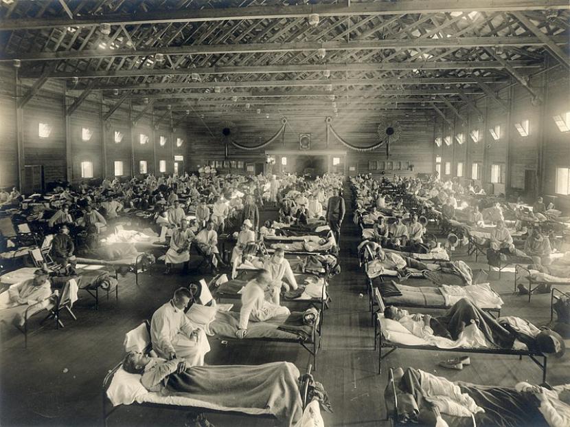 Para prajurit Amerika Serikat dirawat di rumah sakit darurat di Camp Fuston, Kansas, sehubungan mewabahnya Flu Spanyol pada 1918.