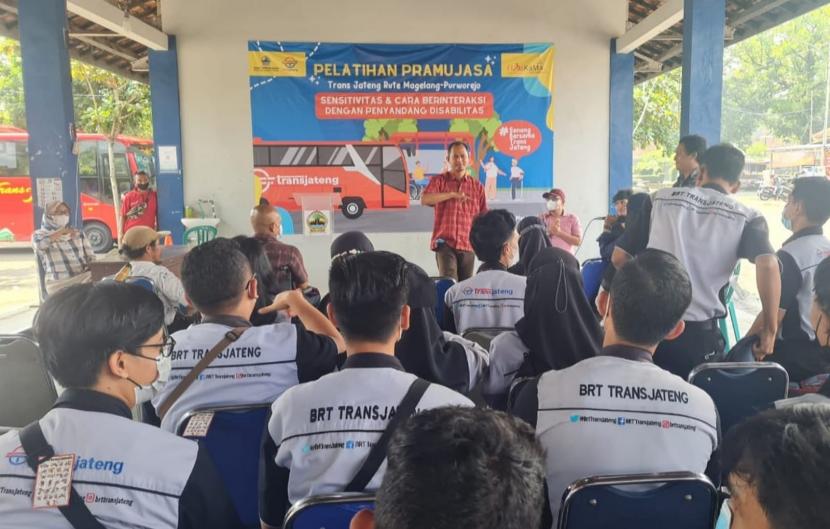 Para pramujas BRT Trans Jateng Koridor Magelang-Purworejo mendapatkan pelatihan berkomunikasi dengan penyandang disabilitas, bertempat di Terminal Borobudur, Kecamatan Mungkid, Kabupaten Magelang, Jawa Tengah, Rabu (18/5).
