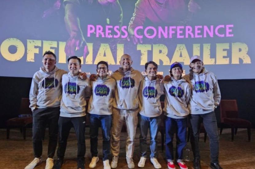 Para produser, sutradara, dan komika dari siniar Agak Laen dalam konferensi pers dan pemutaran trailer film Agak Laen di Jakarta, Selasa (12/12/2023).