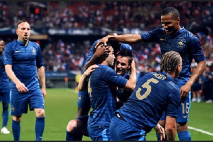 Para punggawa Prancis merayakan gol kemenangan dari Islandia. Prancis harus susah payah menang 3-2 atas Islandia, setelah sebelumnya tertinggal 0-2 di babak pertama.