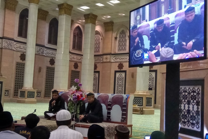 Para qari tampil di Masjid Kubah Mas Depok, Senin (24/4).