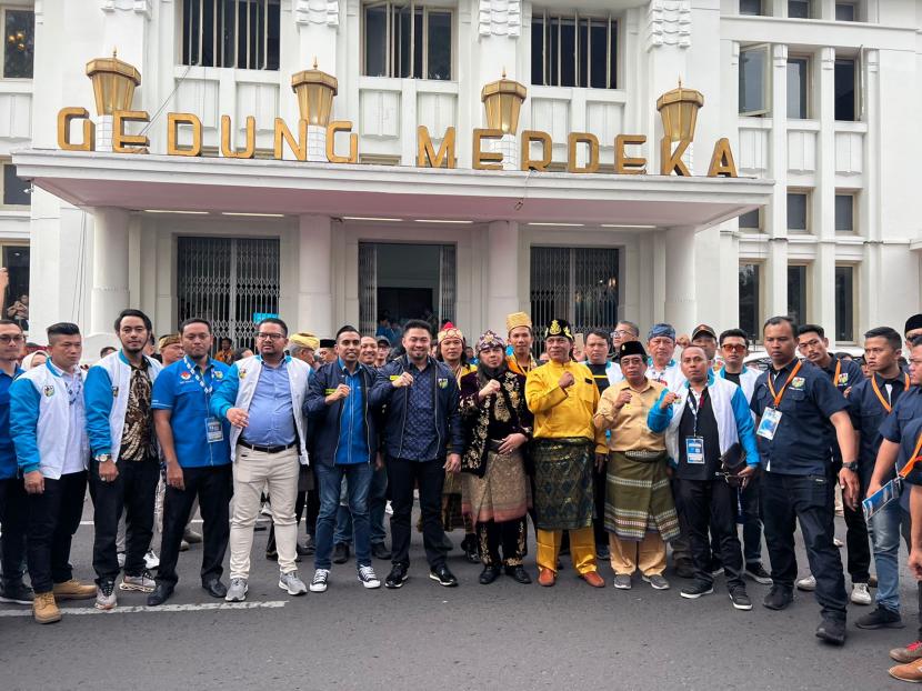 Para raja dan sultan yang hadir pada kegiatan Rakernas KNPI di Gedung Merdeka.