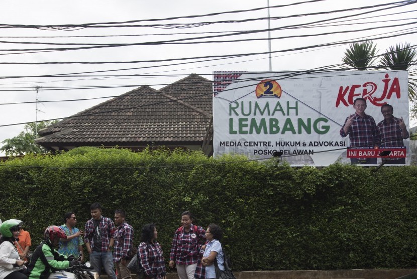 Para relawan Ahok-Djarot berkumpul di depan Rumah Lembang, Jakarta, Jumat (2/12). 