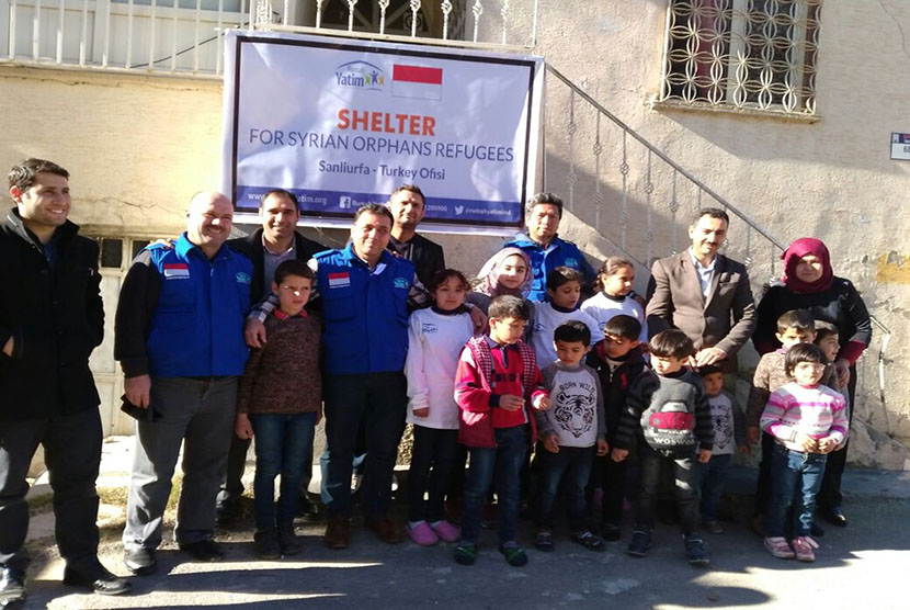Para relawan asrama Rumah Yatim di Sanli Urfa, Turki. 