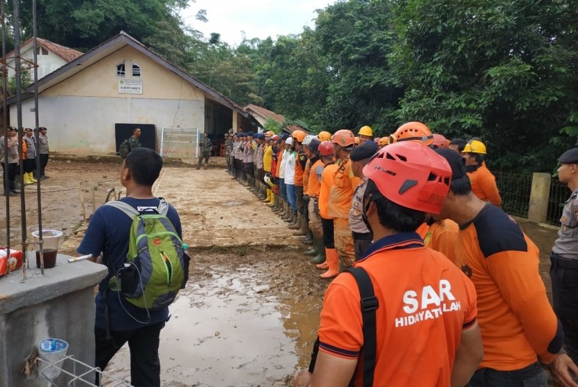 Para relawan berkoordinasi sebelum melakukan evakuasi korban banjir di Desa Harkat Jaya, Kabupaten Bogor.