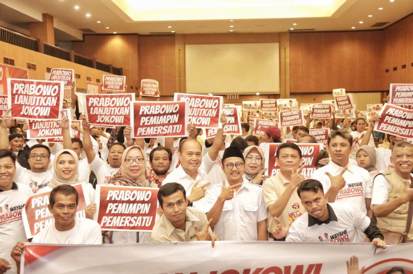 Para relawan dan loyalis Jokowi deklarasi mendukung capres Prabowo Subianto di Kota Solo, Jawa Tengah, Kamis (12/10/2023).