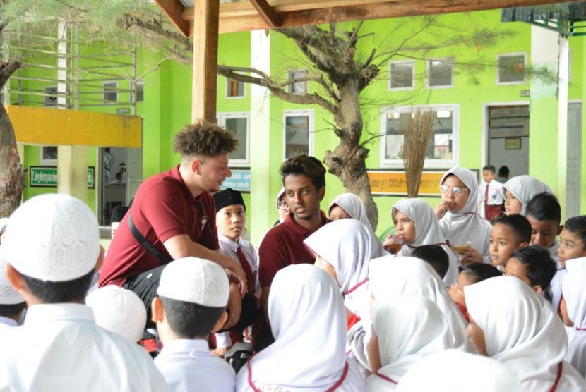 Dua mahasiswa dari Melbourne, Australia, di tengah-tengah para siswa sebuah sekolah dasar di Banda Aceh beberapa waktu lalu. Keduanya datang di Indonesia untuk mengikuti program Fatih Volunteer Teaching Program (FVTP) yang bekerja sama dengan relawan dari Melbourne, Australia.