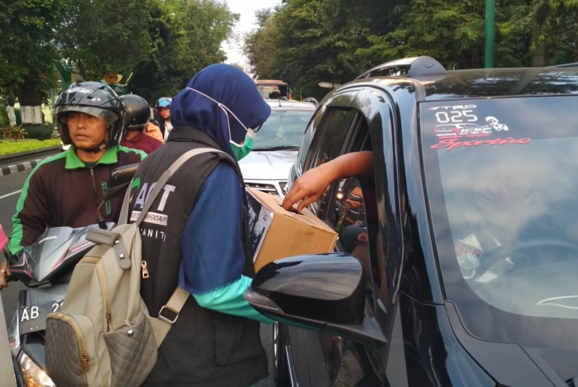 Para relawan dari MRI dan ACT DIY melakukan aksi penggalangan dana di perempatan dekat toko Gramedia  Jalan Jenderal Sudirman Yogyakarta, Sabtu (29/9).