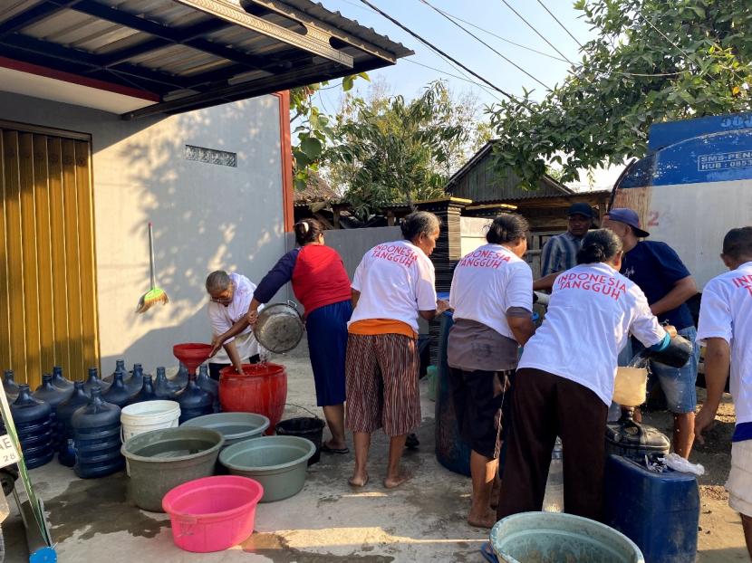 Para relawan membawa bantuan berupa air bersih untuk warga di Desa  Hargomulyo, Kecamatan Kedewan, Kabupaten  Bojonegoro, Jawa Timur. 