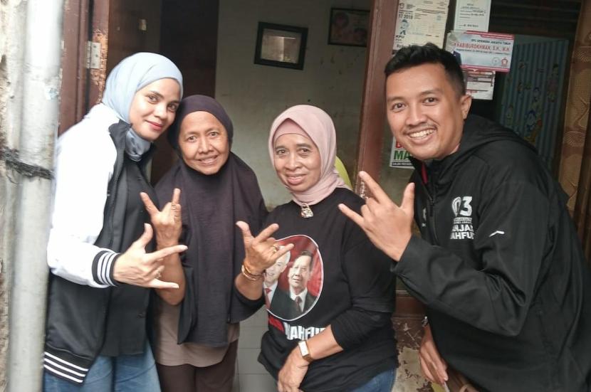 Para relawan mendatangi satu per satu rumah warga di wilayah DKI Jakarta, Jumat (19/1/2024).