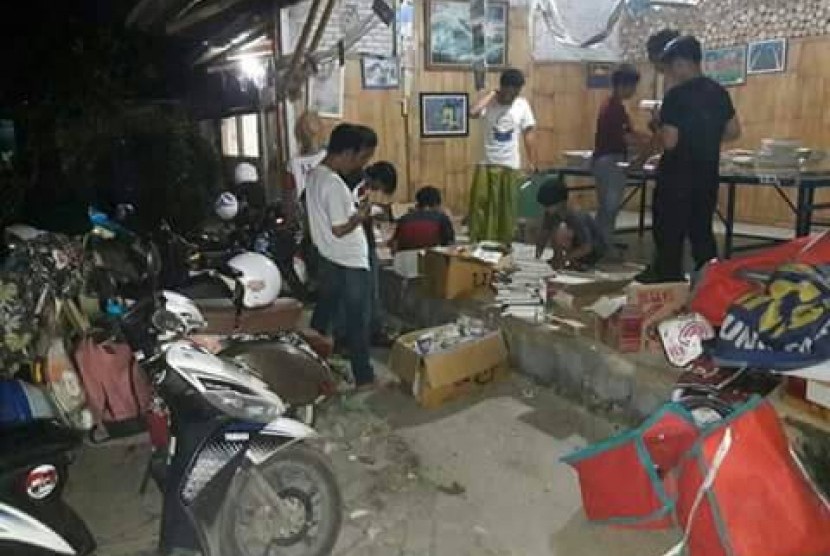 Para relawan Motor Literasi mengemas buku-buku yang akan dikirimkan ke  taman bacaan masyarakat (TBM) di berbagai daerah di Indonesia.