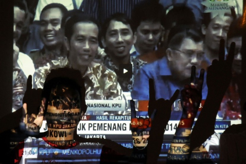 Para relawan pasangan Capres-Cawapres Joko Widodo-Jusuf Kalla bersorak saat menyaksikan siaran langsung televisi pengumuman hasil rekapitulasi Pilpres 2014-2019 di Pondok Komunikasi Rakyat Kebangkitan Indonesia Baru (Pokra KIB), Setiabudi, Jakarta, Selasa 