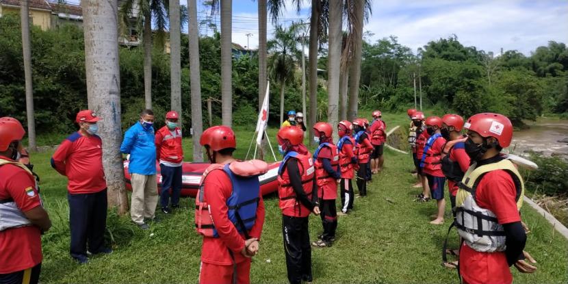 Para relawan PMI Sukabumi mendapatkan pelatihan water rescue untuk penyelamatan di perairan seperti sungai pada Sabtu (26/12) lalu.