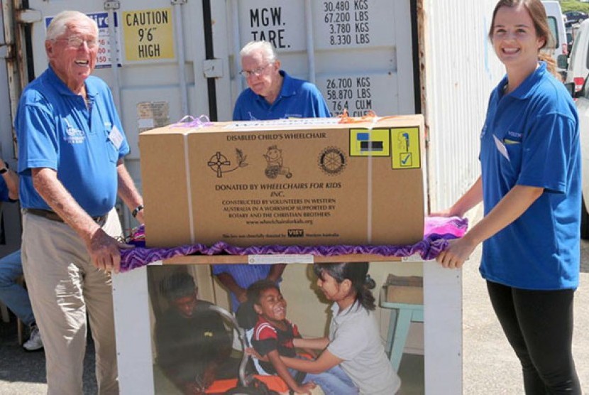 Para relawan proyek ‘Kursi Roda untuk Anak’ merayakan pengiriman 30 ribu kursi roda ke luar negeri.