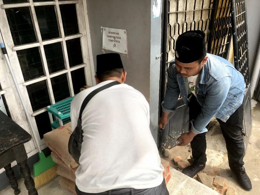 Para relawan santri turut membantu pembangunan Ponpes Tahfiz Al-Quran Ar-Rahman, Kota Padang, Sumbar. 