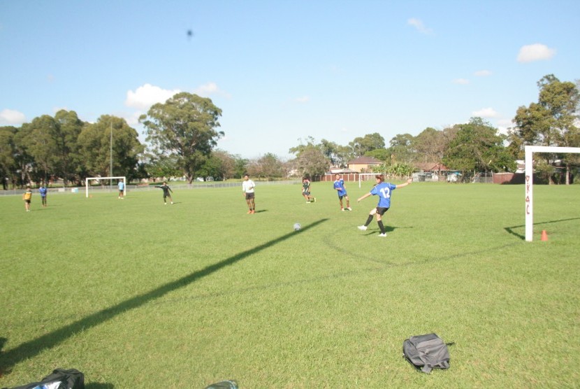 Para remaja dari Football United tengah berlatih di  Lapangan Blacktown, International Sports Park, Sydney.