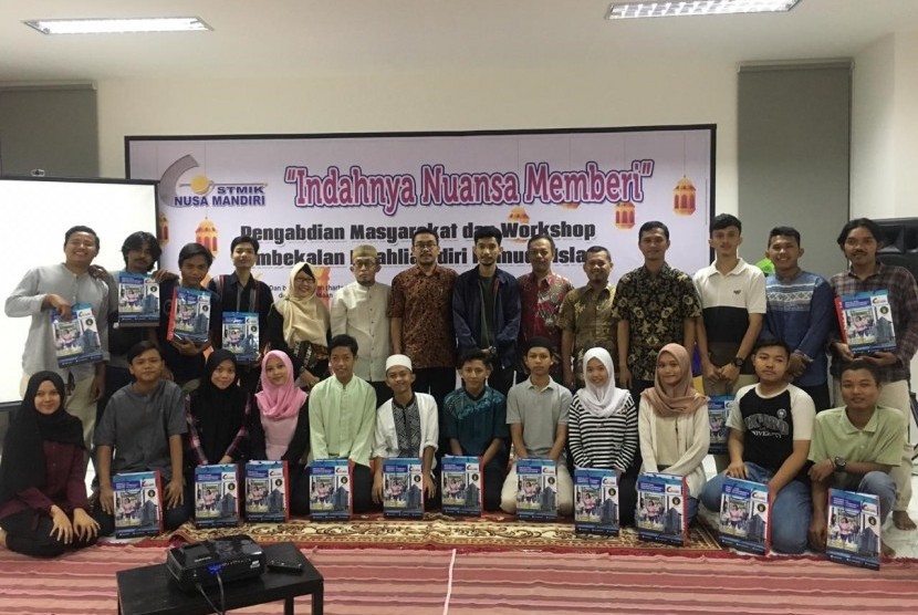 Para remaja masjid berfoto bersama seusai mengikuti workshop pengembangan diri.