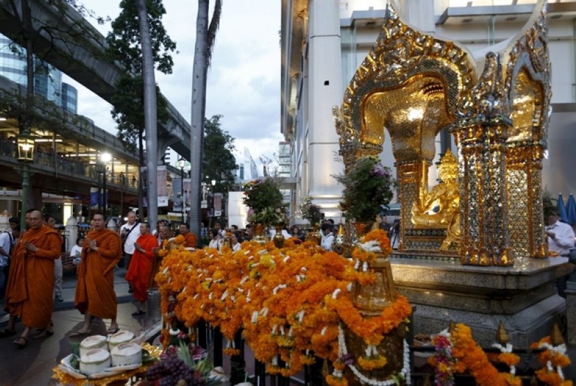 Para rohaniwan Budha berdoa di Kuil Erawan yang menjadi lokasi pengeboman di Bangkok. Hingga Senin (24/8) kepolisian Thailand belum berhasil mengungkap pelaku pengeboman yang menewaskan 20 orang tersebut.