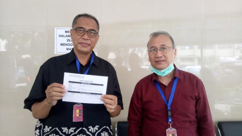 Para sahabat Zaim Saidi, Luthfi Yazid (kanan) dan Mukhti Asikin (kiri) mengajukan penangguhan penahanan Zaim Saidi tersangka kasus Pasar Muammalah di Bareskrim Polri, Jakarta Selatan, Jumat (5/3). 