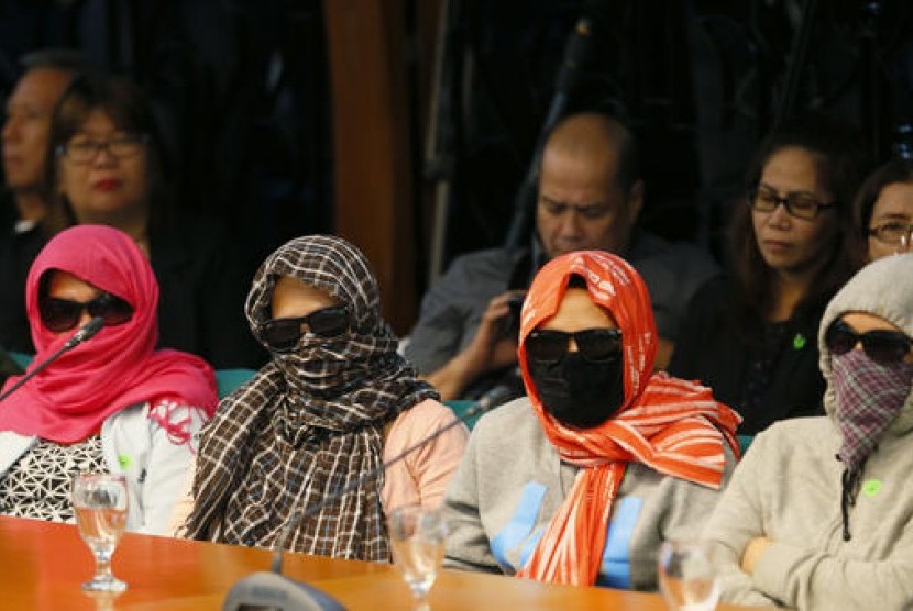 Para saksi mata bergiliran bersaksi dalam rapat Senat mengenai meningkatnya pembunuhan di luar proses peradilan yang dilakukan Presiden Filipina Rodrigo Duterte dalam perang lawan narkoba, Selasa, 23 Agustus 2016.