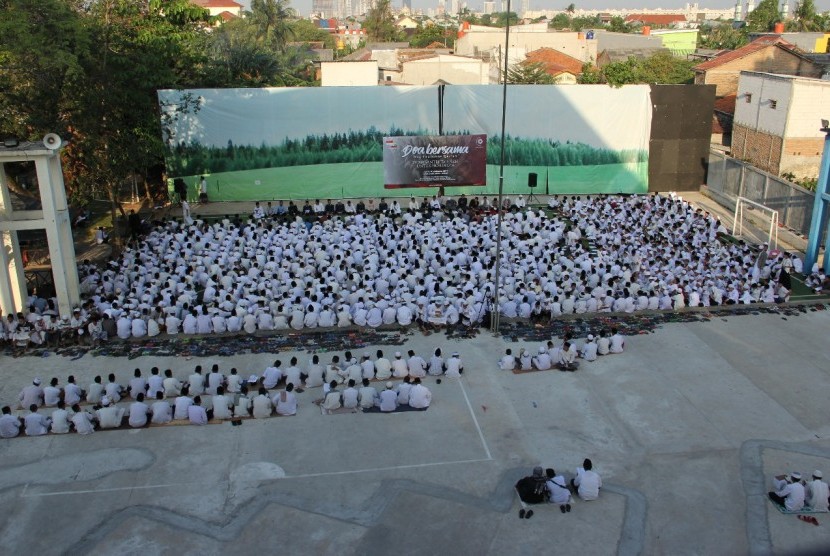 Para santri Daarul Qur'an mendoakan Muslim Rohingya.