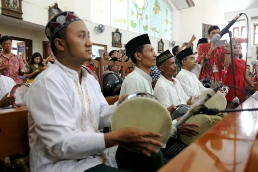 Para santri dari Pondok Pesantren Roudlotul Solihin menabuh rebana mengiringi misa Natal di Gereja Katolik Mater Dei, Kota Semarang, Jawa Tengah, Rabu (25/12/2019).