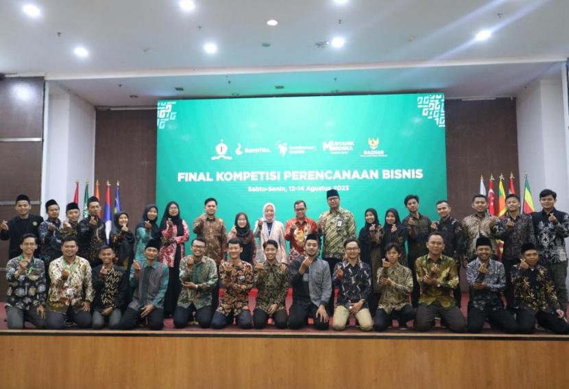 Para santri finalis dalam Kompetisi Baznas Santripreneur mengikuti kegiatan camp selama tiga hari di Jakarta. Kegiatan yang dimulai dari tanggal 12-14 Agustus 2023 ini merupakan rangkaian acara final Kompetisi Baznas Santripreneur, yang akan menentukan 10 Grand Finalis dan 3 pemenang utama.