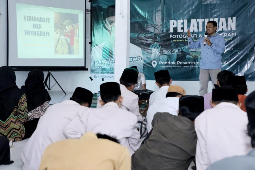 Para santri mengikuti pelatihan tentang dunia digital di pondok Pesantren Al Khikmah, Desa Sukosari, Kecamatan Soko, Kabupaten Tuban, Jawa Timur. 