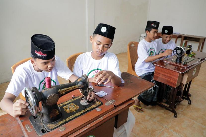 Para santri menjalani pelatihan menjahit di Pondok Pesantren (Ponpes) Assanadiyah yang terletak di Kelurahan 16 Ulu, Kecamatan Seberang Ulu II, Kota Pelembang, Sumatra Selatan. 