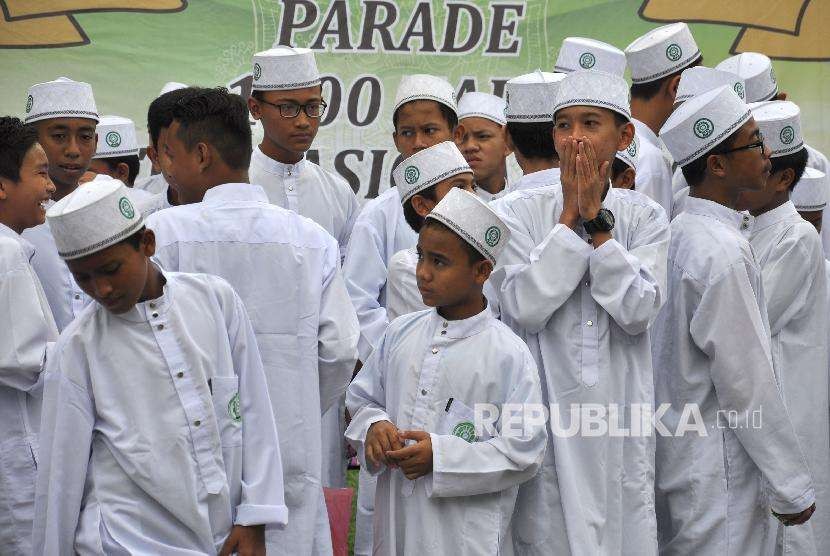 Para santri penghafal Alquran (Hafizh) mengikuti kegiatan Parade 1.000 Hafizh di Medan, Sumatera Utara, Kamis (4/10). Kegiatan tersebut dalam rangka memeriahkan penyelenggaraan Musabaqah Tilawatil Quran (MTQ) Nasional XXVII/2018 di kota Medan. 