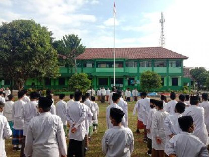 Para santri pesantren  binaan BMH di berbagai daerah menggelar apel santri dalam rangka menyambut Hari Santri, Kamis (22/10).