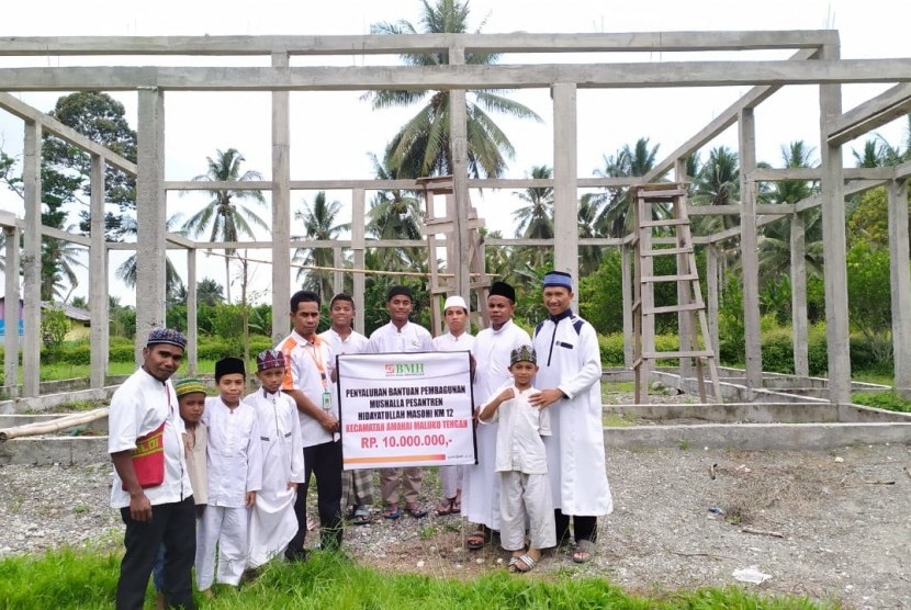 Para santri Pesantren Hidayatullah Masohi, Maluku Tengah, sangat mendambakan mushala.