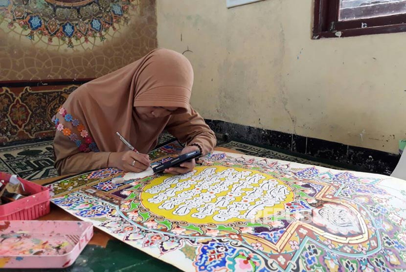Para santri Pesantren Kaligrafi Alquran Lemka di Kota Sukabumi tengah mengikuti ujian kaligrafi cabang mushaf dan dekorasi Rabu (31/5). Para santri di pesantren itu berasal dari 24 provinsi dan luar negeri.